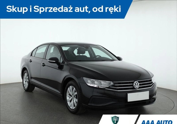 Volkswagen Passat cena 86000 przebieg: 56581, rok produkcji 2020 z Tuszyn małe 232